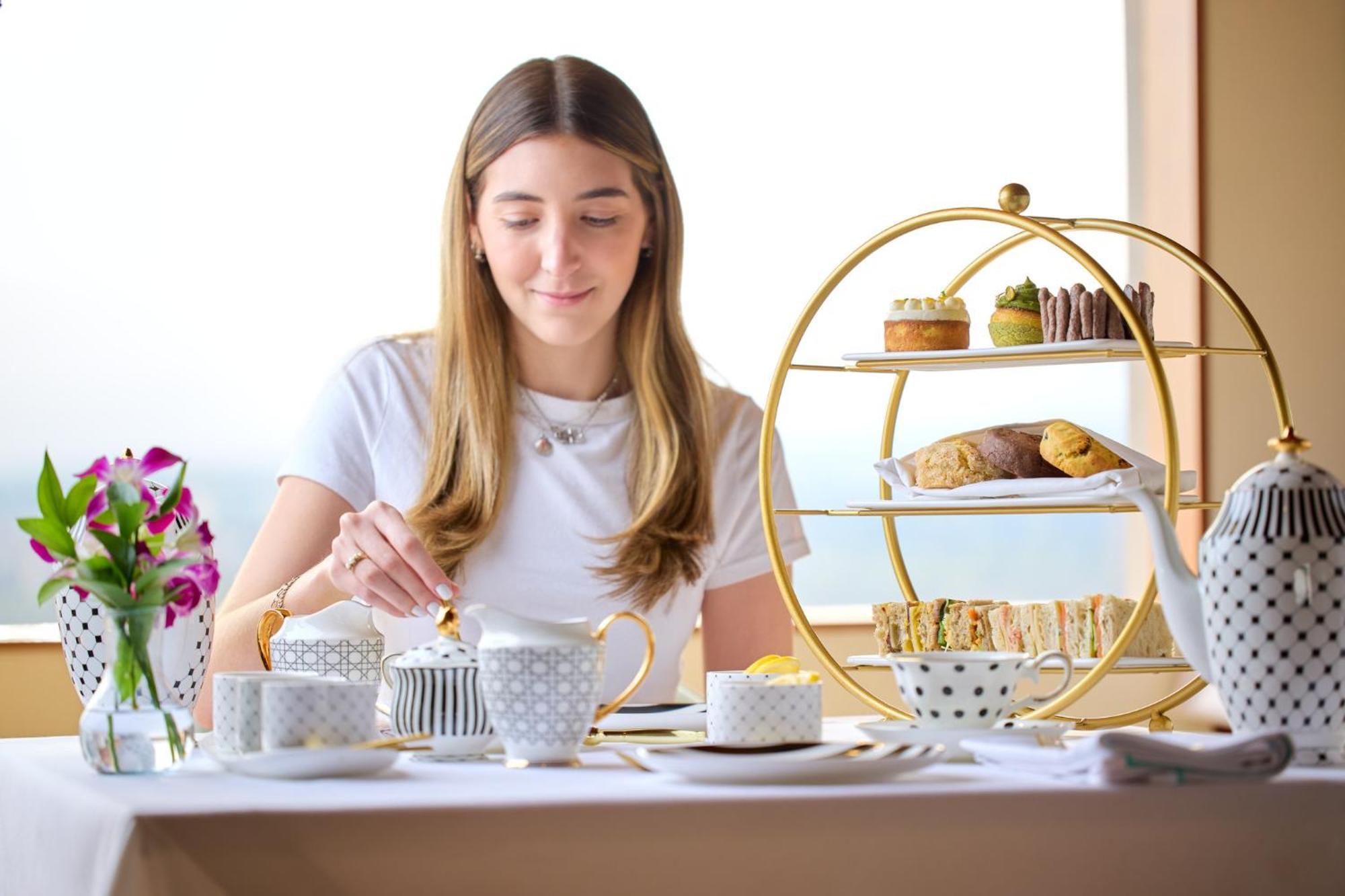 Presidente Intercontinental Mexico City By Ihg Ngoại thất bức ảnh A woman preparing tea